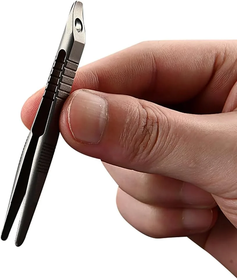 ابزار موچین تیتانیومی کوچک NHDT SW912. موچین EDC فوق سبک و قابل حمل، با کاربری آسان برای برداشتن دقیق خرده ها یا نگه داشتن قطعات کوچک.