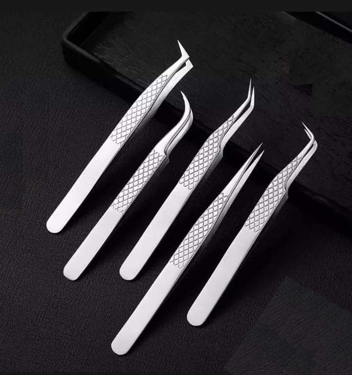 ست موچین اکستنشن مژه LOZZBY، مجموعه 5 عددی ابزار استیل ضد زنگ ژاپنی، نوک زاویه دار 90D 45D (درجه)، موچین های والیوم، صاف و خمیده (نقره ای) طرح الماس ست موچین اکستنشن مژه LOZZBY، مجموعه 5 عددی ابزار استیل ضد زنگ ژاپنی، نوک زاویه دار 90D 45D (درجه)، موچین های والیوم، صاف و خمیده (نقره ای) طرح الماس