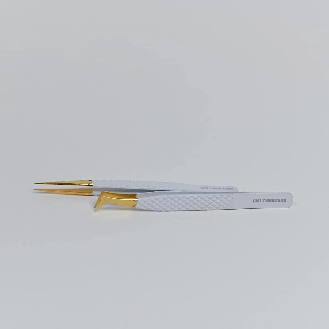 دو عدد موچین مژه سفید، نوک طلایی، مدل های صاف و L شکل (خمیده) برای اکستنشن مژه - موچین های دقیق استیل ضد زنگ برای مژه های والیوم و کلاسیک - کیت اکستنشن مژه مصنوعی. دو عدد موچین مژه سفید، نوک طلایی، مدل های صاف و L شکل (خمیده) برای اکستنشن مژه - موچین های دقیق استیل ضد زنگ برای مژه های والیوم و کلاسیک - کیت اکستنشن مژه مصنوعی.