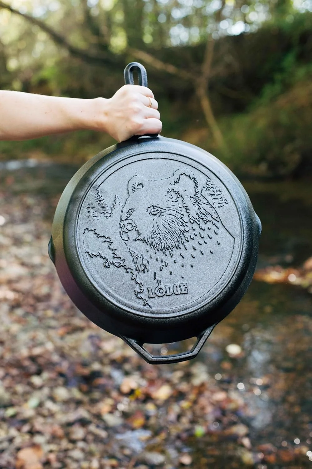 تابه چدنی 12 اینچی لاج مدل L10SKWLBR سری حیات وحش با طرح خرس و دسته کمکی، 12 اینچ، مشکی تابه چدنی 12 اینچی لاج مدل L10SKWLBR سری حیات وحش با طرح خرس و دسته کمکی، 12 اینچ، مشکی