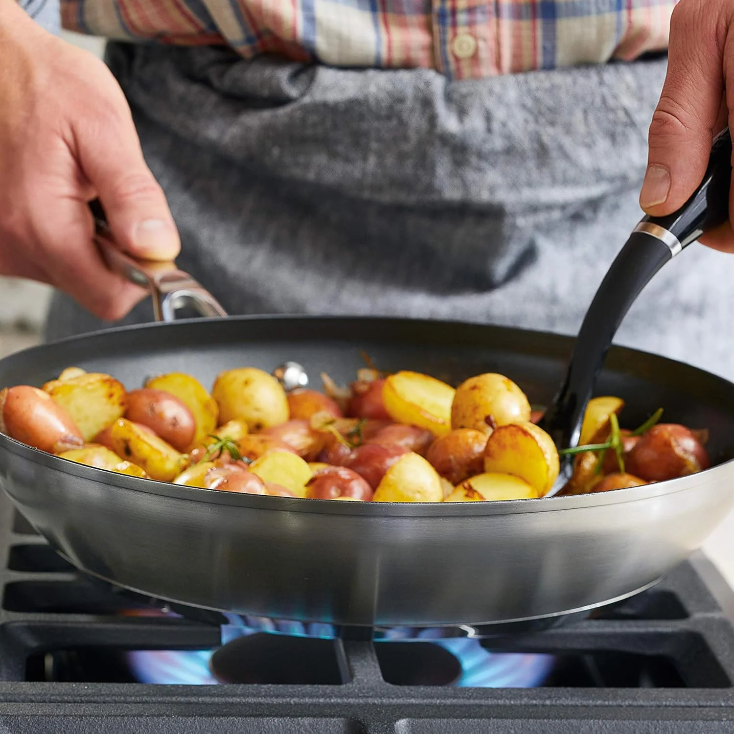 تابه استیل نچسب KitchenAid با پایه سه لایه، 12 اینچ تابه استیل نچسب KitchenAid با پایه سه لایه، 12 اینچ