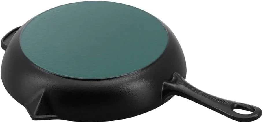 تابه استاب 26 سانتی متری مشکی. چدن. پوشش داخلی مینای مشکی مات. پخت و پز سالم و کم چرب. مناسب برای انواع اجاق گاز، از جمله القایی. ایمن در برابر حرارت تا 260 درجه سانتیگراد، ایمن برای گریل. ساخت فرانسه. تابه استاب 26 سانتی متری مشکی. چدن. پوشش داخلی مینای مشکی مات. پخت و پز سالم و کم چرب. مناسب برای انواع اجاق گاز، از جمله القایی. ایمن در برابر حرارت تا 260 درجه سانتیگراد، ایمن برای گریل. ساخت فرانسه.