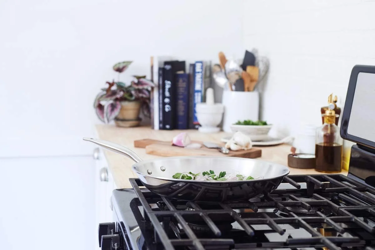 تابه استیل هریتیج سایز 12 اینچ | ساخت آمریکا | تابه 316Ti تقویت شده با تیتانیوم با دسته خنک شونده | تابه تمام روکش استیل ضد زنگ با ساختار 5 لایه | مناسب برای اجاق های القایی و غیر سمی تابه استیل هریتیج سایز 12 اینچ | ساخت آمریکا | تابه 316Ti تقویت شده با تیتانیوم با دسته خنک شونده | تابه تمام روکش استیل ضد زنگ با ساختار 5 لایه | مناسب برای اجاق های القایی و غیر سمی