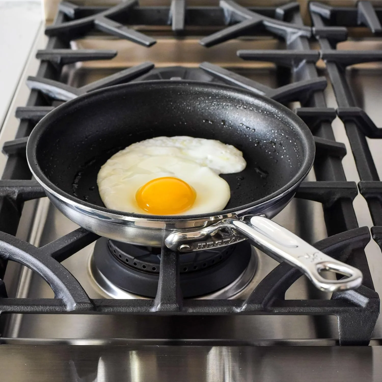 هستان - مجموعه ProBond - تابه نچسب استیل ضد زنگ TITUM 100% با اتصال سه گانه، سازگار با اجاق گاز القایی، ساخته شده بدون PFOA (8.5 اینچ) هستان - مجموعه ProBond - تابه نچسب استیل ضد زنگ TITUM 100% با اتصال سه گانه، سازگار با اجاق گاز القایی، ساخته شده بدون PFOA (8.5 اینچ)