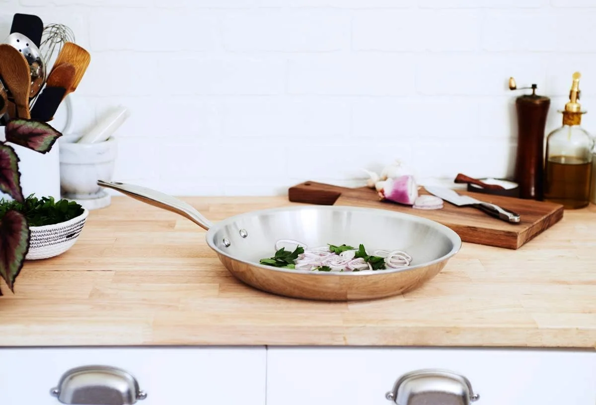 تابه استیل هریتیج سایز 12 اینچ | ساخت آمریکا | تابه 316Ti تقویت شده با تیتانیوم با دسته خنک شونده | تابه تمام روکش استیل ضد زنگ با ساختار 5 لایه | مناسب برای اجاق های القایی و غیر سمی تابه استیل هریتیج سایز 12 اینچ | ساخت آمریکا | تابه 316Ti تقویت شده با تیتانیوم با دسته خنک شونده | تابه تمام روکش استیل ضد زنگ با ساختار 5 لایه | مناسب برای اجاق های القایی و غیر سمی