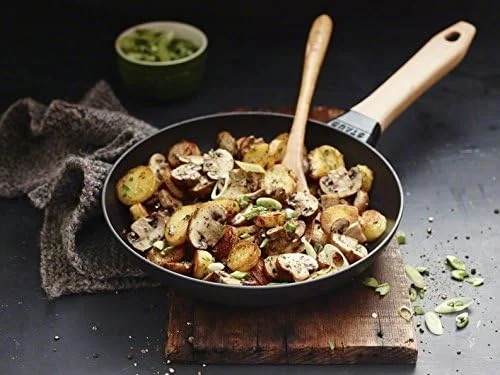 تابه استاب با دسته چوبی 24 سانتی متری، چدن لعاب دار، مقاوم در برابر زنگ زدگی و با حفظ حرارت عالی، چوب راش، مناسب برای انواع اجاق گاز از جمله القایی، ساخت فرانسه تابه استاب با دسته چوبی 24 سانتی متری، چدن لعاب دار، مقاوم در برابر زنگ زدگی و با حفظ حرارت عالی، چوب راش، مناسب برای انواع اجاق گاز از جمله القایی، ساخت فرانسه