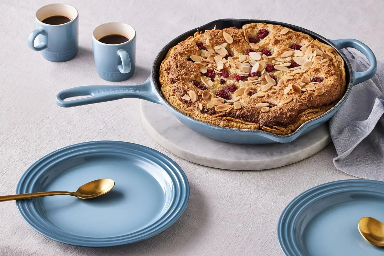 تابه چدنی لعاب دار لو کرست مدل Signature با دسته کمکی و دو لبه برای ریختن، 23 سانتی متر، شامبری، 20182234340422