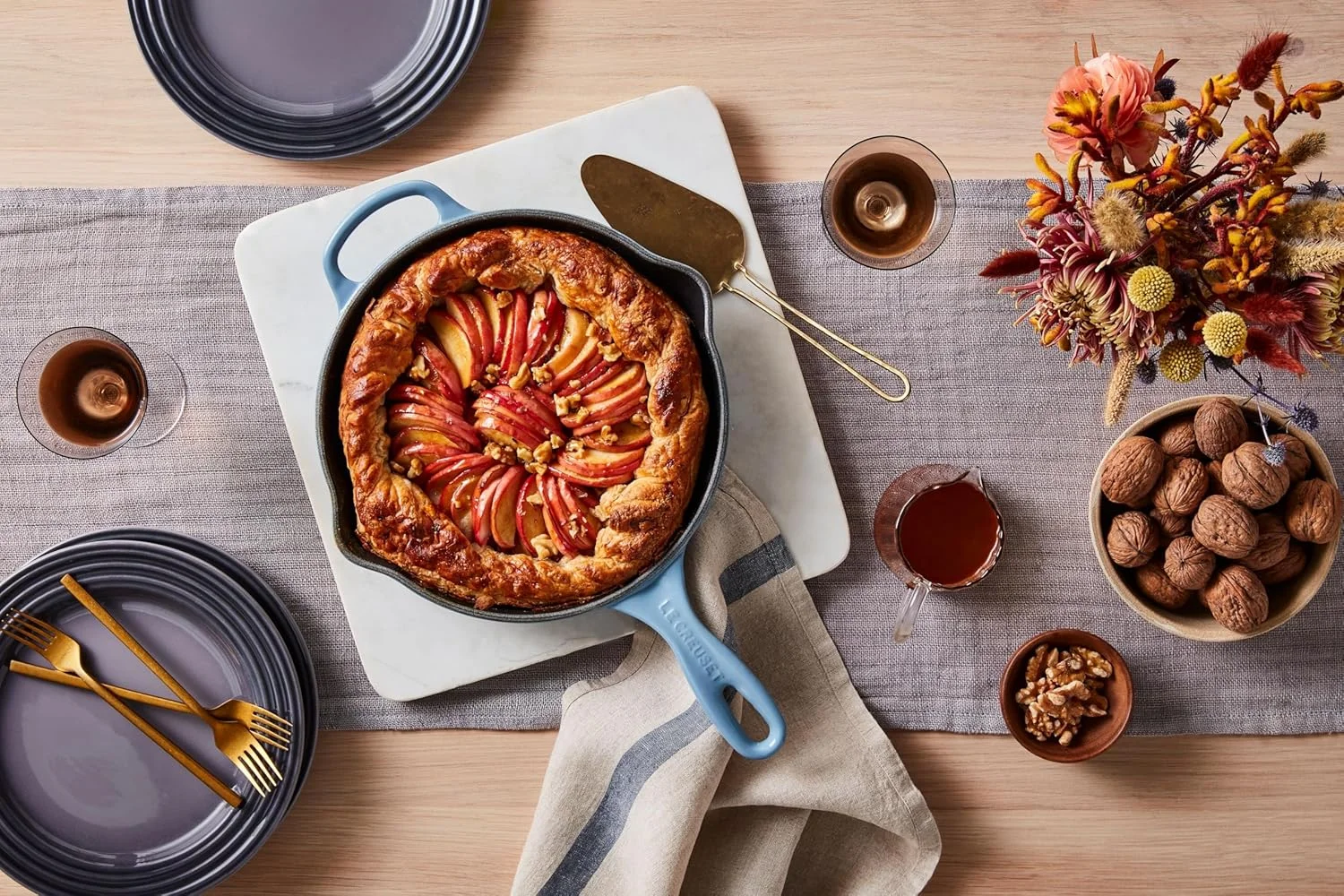 تابه چدنی لعاب دار لو کرست مدل Signature با دسته کمکی و دو لبه برای ریختن، 23 سانتی متر، شامبری، 20182234340422