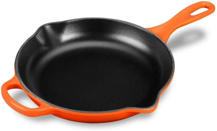 تابه چدنی لعاب دار دسته آهنی Le Creuset مدل Signature، سایز 9 اینچ (1-3/8 کوارت)، رنگ Flame