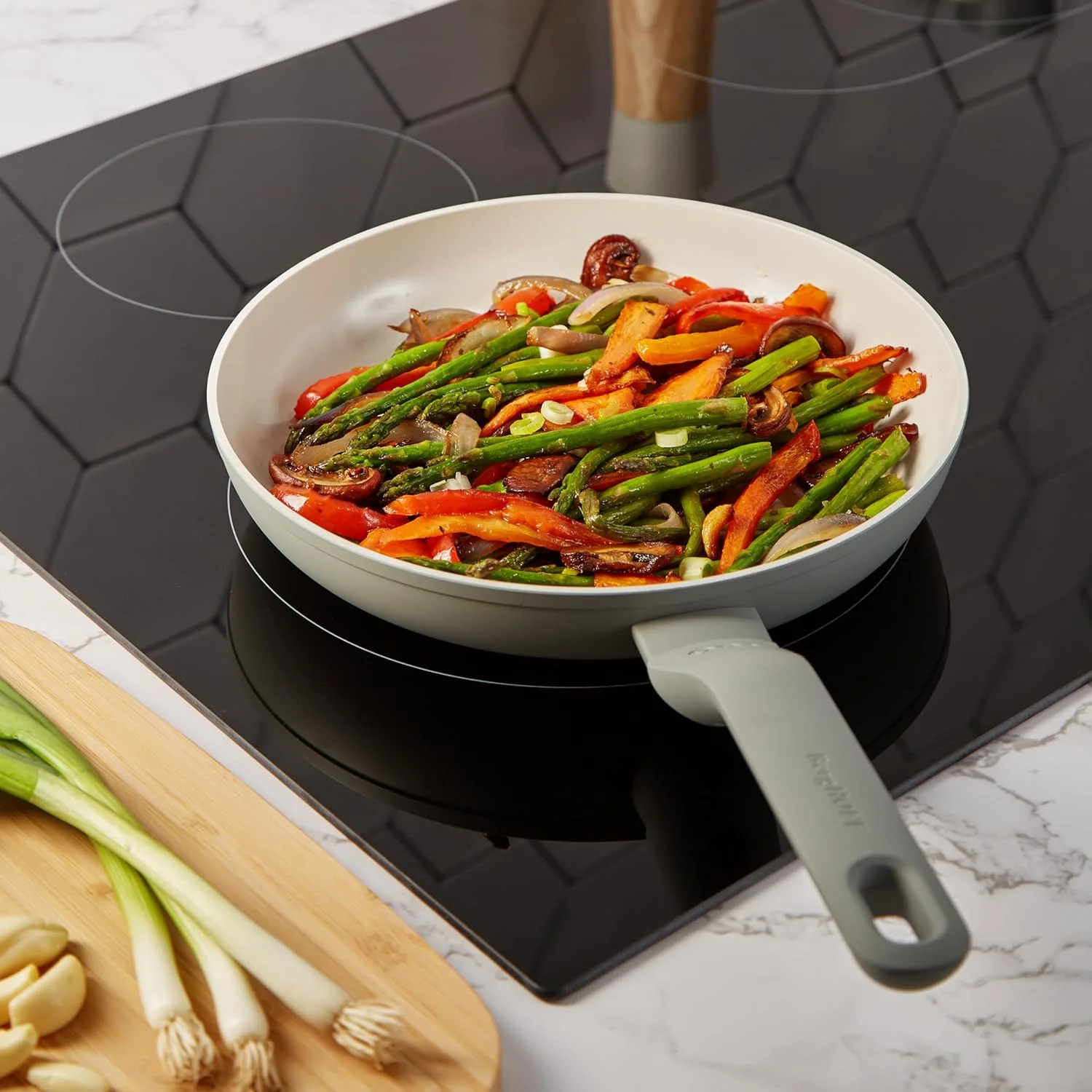 تابه سرامیکی نچسب برگهاف مدل Balance، سایز 9.5 اینچ، آلومینیوم بازیافتی، پوشش غیر سمی، دسته خنک، مناسب برای اجاق های القایی، 100% پایدار، پخت و پز سالم، رنگ Moonmist