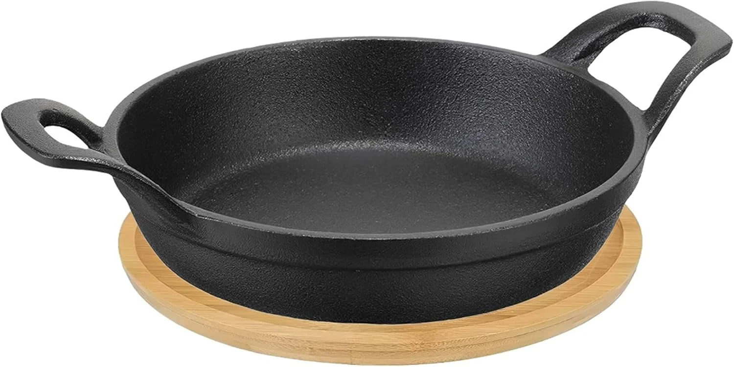 تابه گرد چدنی کوچک BLACKSTONE با صفحه چوبی، 18 سانتی متر - ایده آل برای تفت دادن، گریل کردن و سرو غذا مدل BC14156