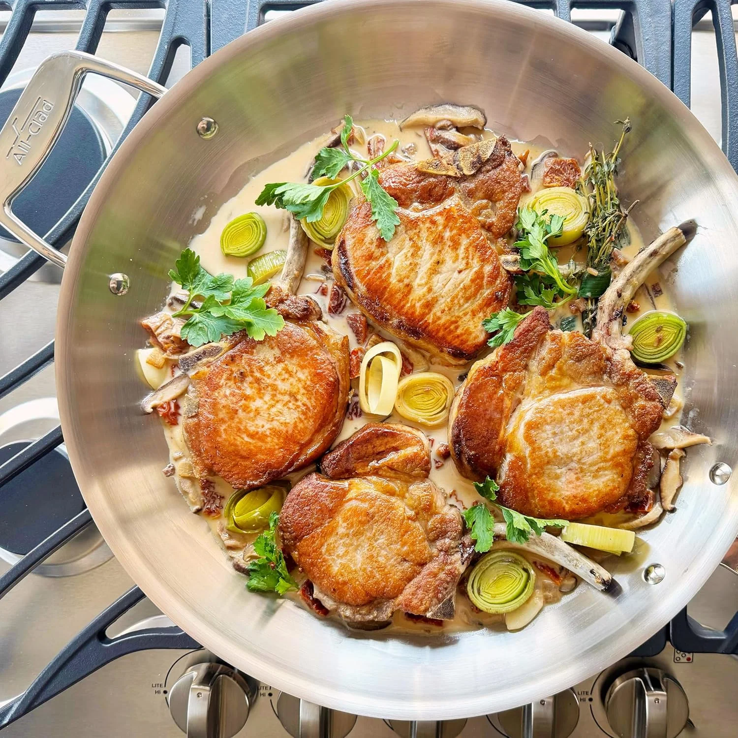 تابه استیل ضد زنگ برس خورده 5 لایه All-Clad D5 با درب، 35 سانتی متر، سازگار با انواع اجاق گاز از جمله القایی، قابل استفاده در فر و گریل تا 315 درجه سانتیگراد، قابلمه و تابه، تابه سرخ کن، تابه گریل، ظروف پخت و پز، نقره ای