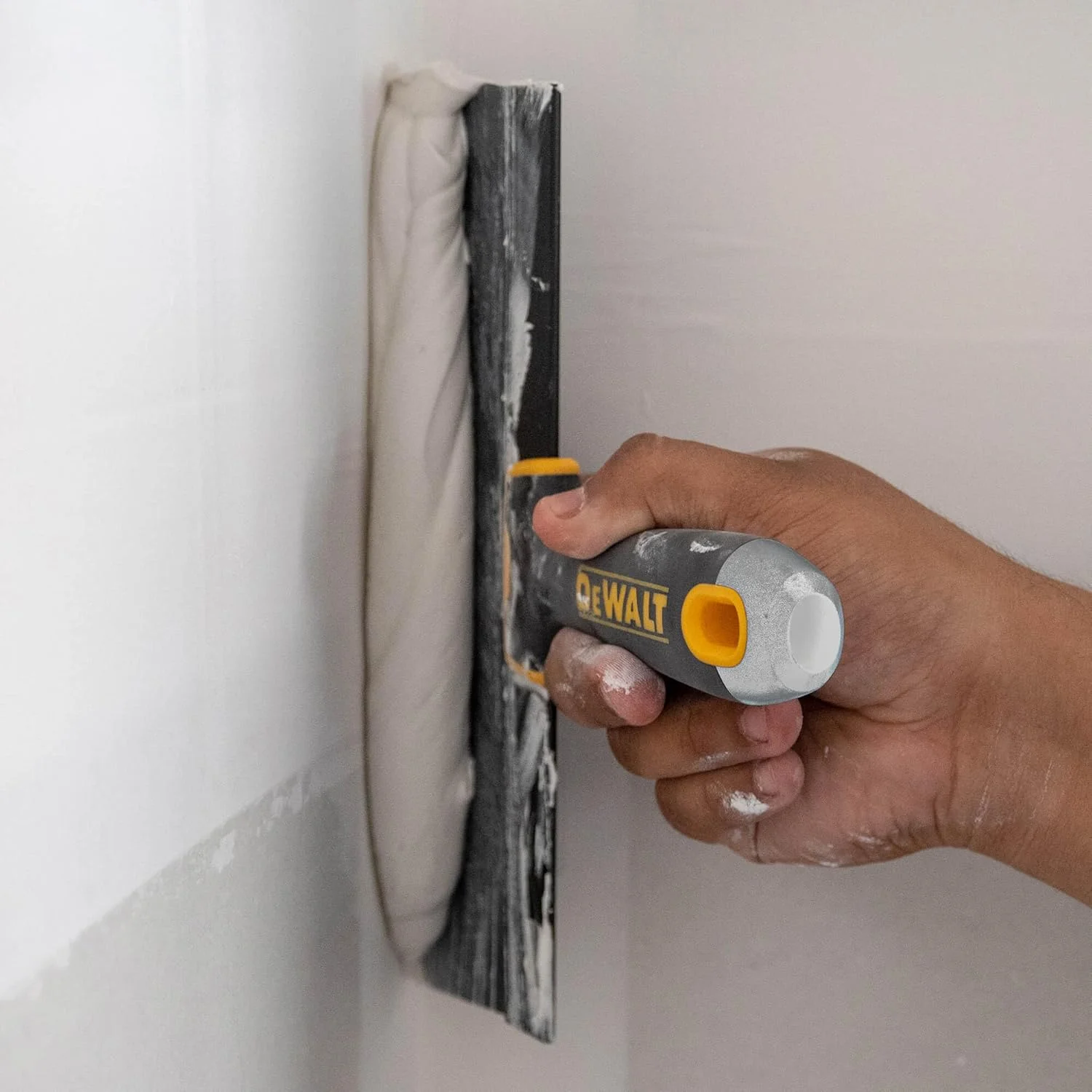 کاردک بتونه کاری 10 اینچی DEWALT | فولاد آبی با دسته نرم | DXTT-2-126 کاردک بتونه کاری 10 اینچی DEWALT | فولاد آبی با دسته نرم | DXTT-2-126