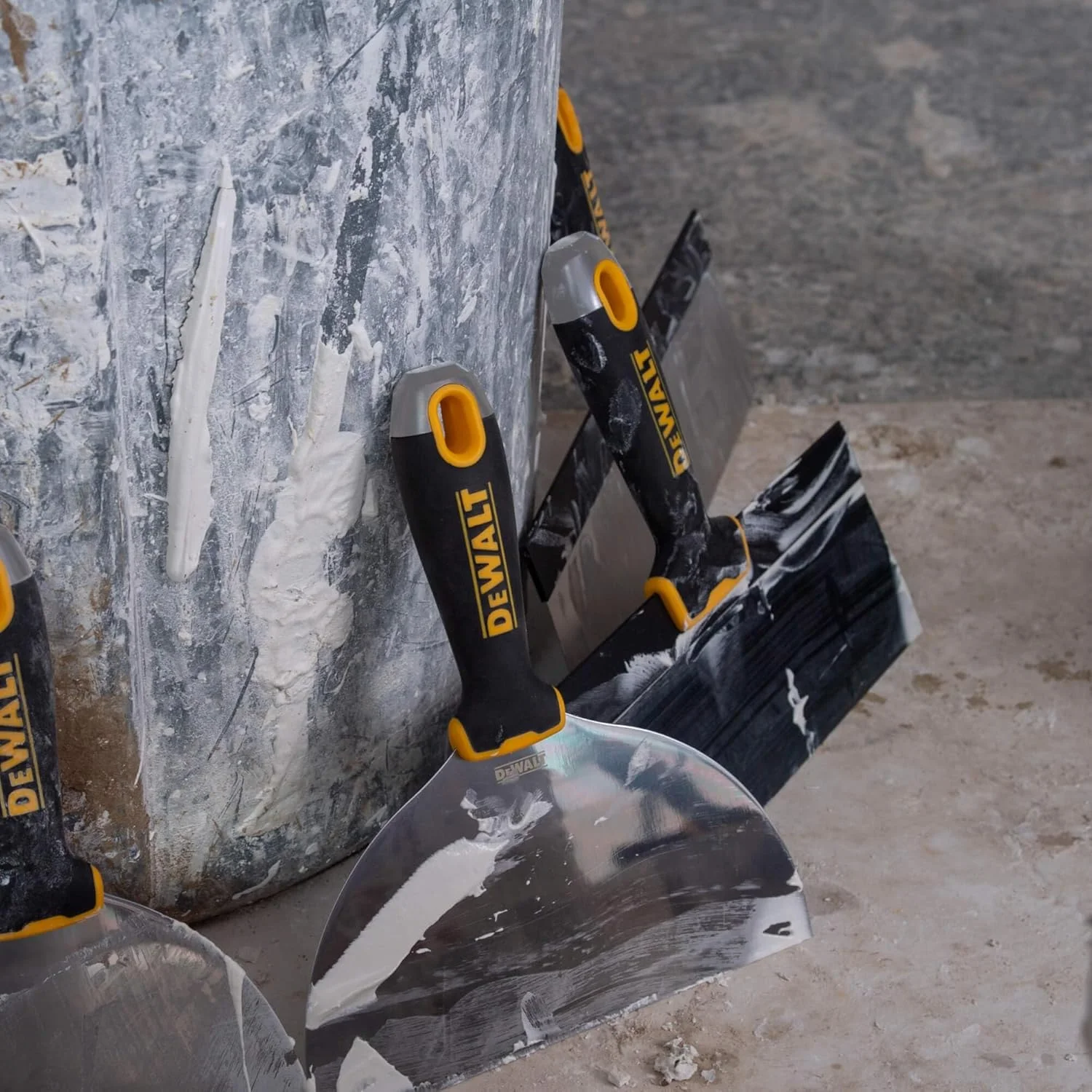 کاردک بتونه کاری 10 اینچی DEWALT | فولاد آبی با دسته نرم | DXTT-2-126 کاردک بتونه کاری 10 اینچی DEWALT | فولاد آبی با دسته نرم | DXTT-2-126
