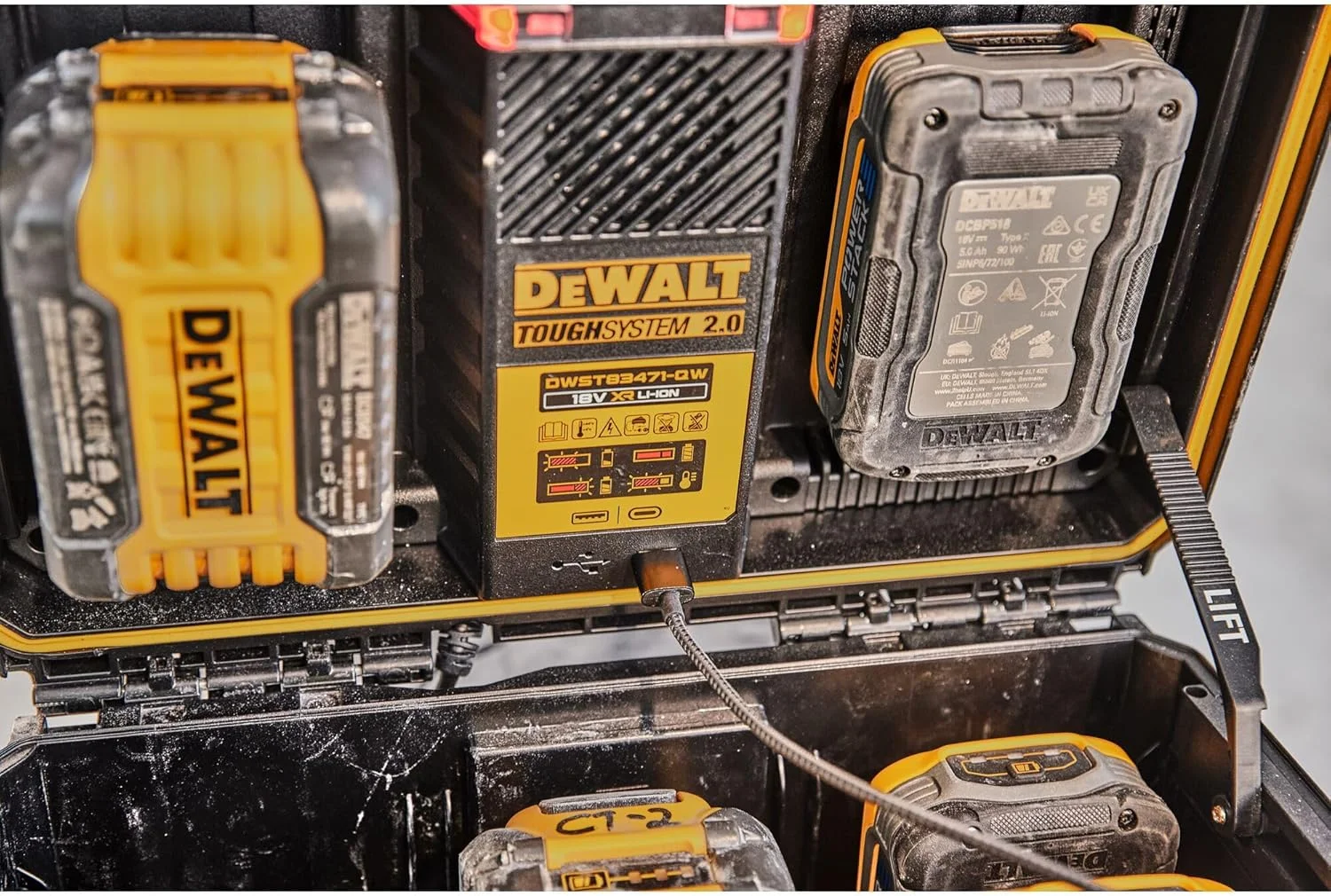 جعبه شارژ باتری Dewalt DWST83471-QW ToughSystem 2.0، 18 ولت و فلکس ولت، شارژ USB، نشانگر شارژ، شارژ همزمان 2 باتری، تحویل بدون باتری جعبه شارژ باتری Dewalt DWST83471-QW ToughSystem 2.0، 18 ولت و فلکس ولت، شارژ USB، نشانگر شارژ، شارژ همزمان 2 باتری، تحویل بدون باتری