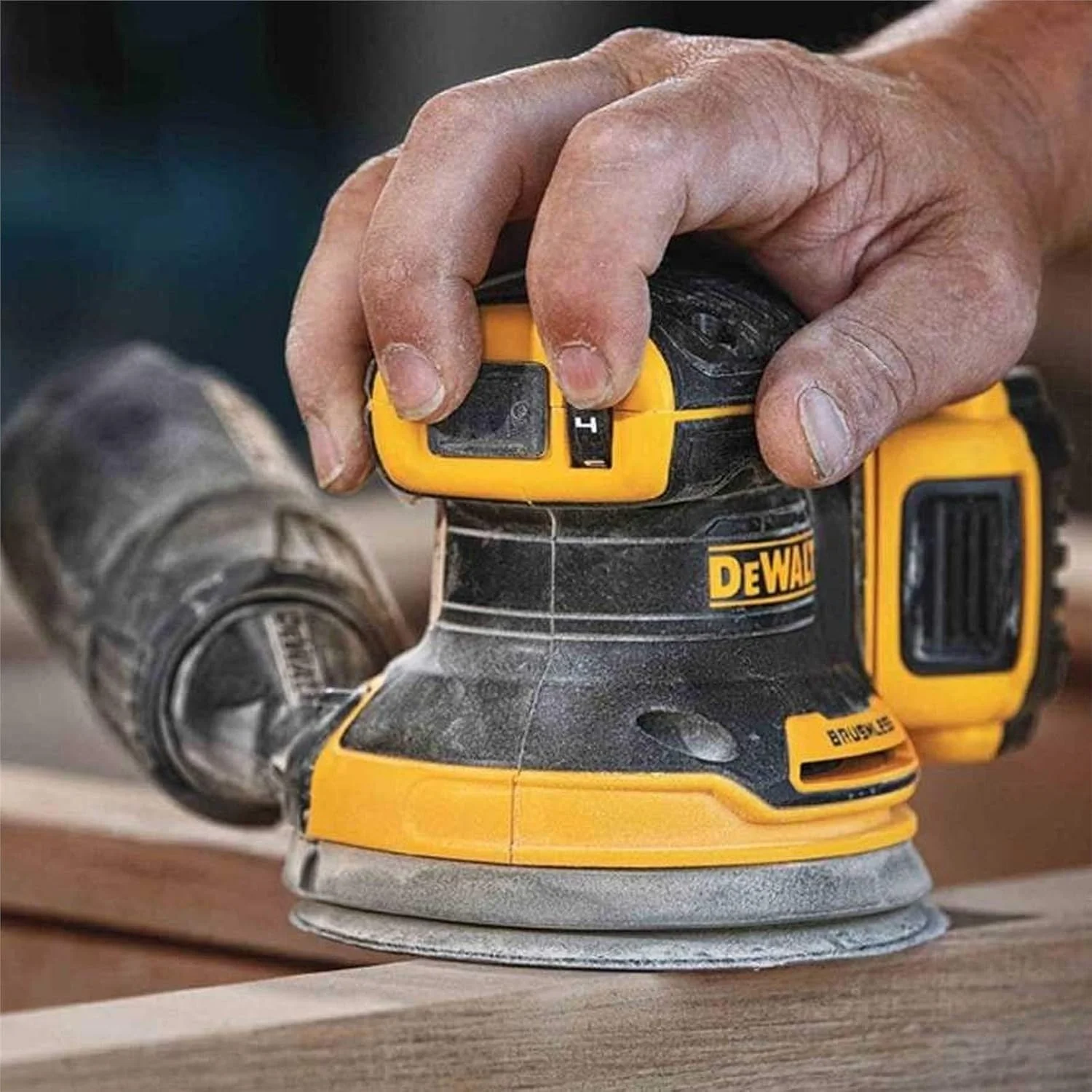 DEWALT DCW210P2-QW - سنباده لرزان گرد بدون جاروبک XR 18 ولت به همراه 2 باتری لیتیوم-یون 5.0 آمپر ساعت
