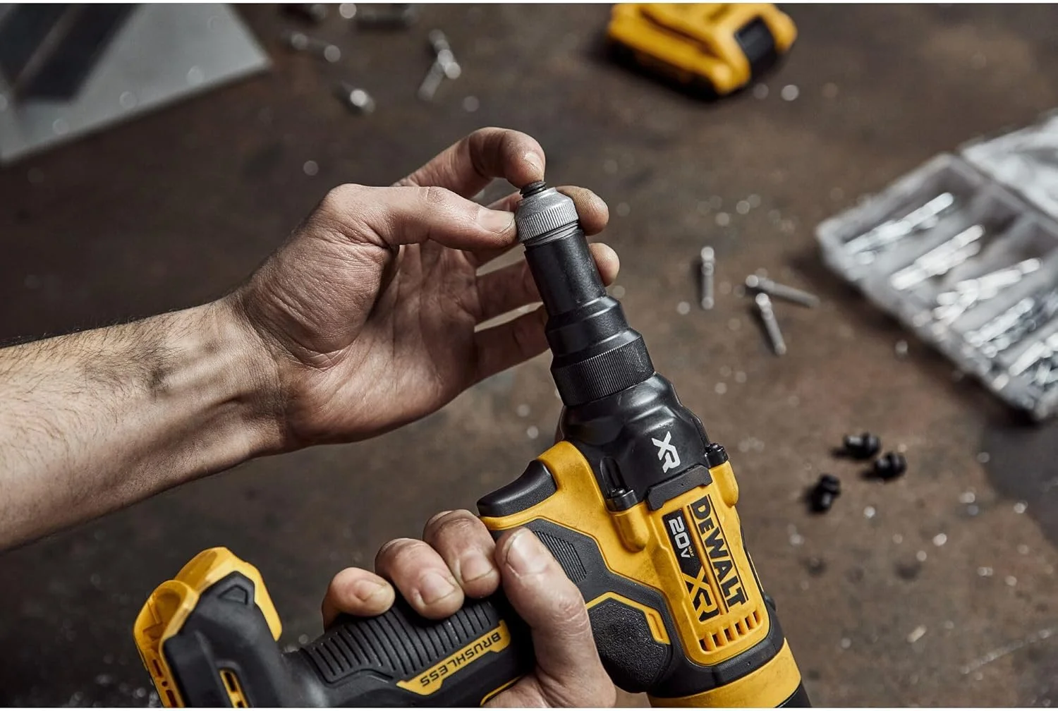 ابزار پرچ کن شارژی 20 ولت مکس XR دیوالت، 3/16 اینچ، شامل باتری و شارژر (DCF403D1)