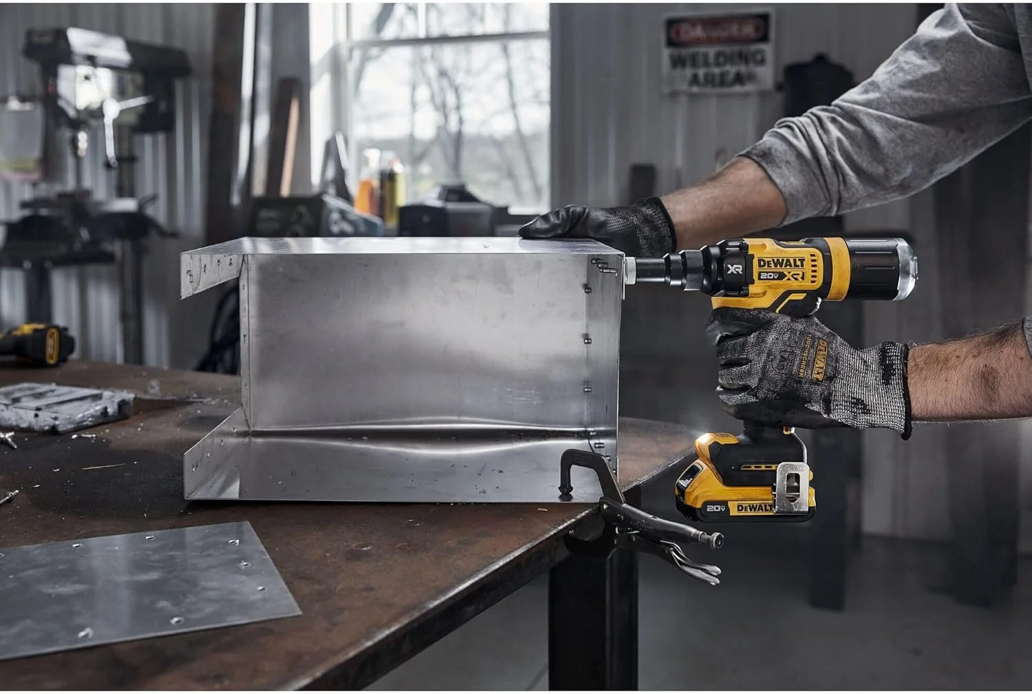 ابزار پرچ کن شارژی 20 ولت مکس XR دیوالت، 3/16 اینچ، شامل باتری و شارژر (DCF403D1)