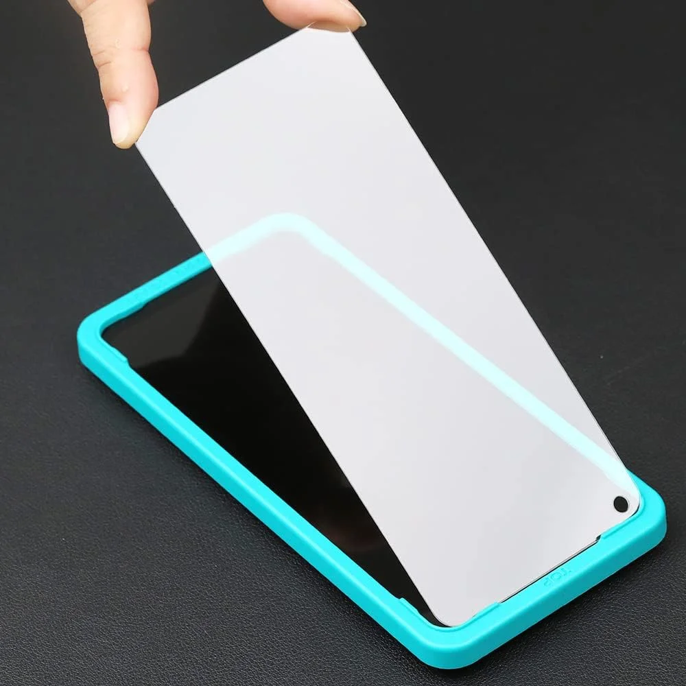محافظ صفحه نمایش شیشه ای سخت با درجه سختی 9H مناسب برای گوشی ریلمی 9 پرو پلاس 5G / Realme 9 Pro+ 5G سایز 6.4 اینچ، بسته 2 عددی به همراه 1 عدد محافظ لنز دوربین و 1 عدد برچسب فیبر کربن پشت گوشی، نصب آسان محافظ صفحه نمایش شیشه ای سخت با درجه سختی 9H مناسب برای گوشی ریلمی 9 پرو پلاس 5G / Realme 9 Pro+ 5G سایز 6.4 اینچ، بسته 2 عددی به همراه 1 عدد محافظ لنز دوربین و 1 عدد برچسب فیبر کربن پشت گوشی، نصب آسان
