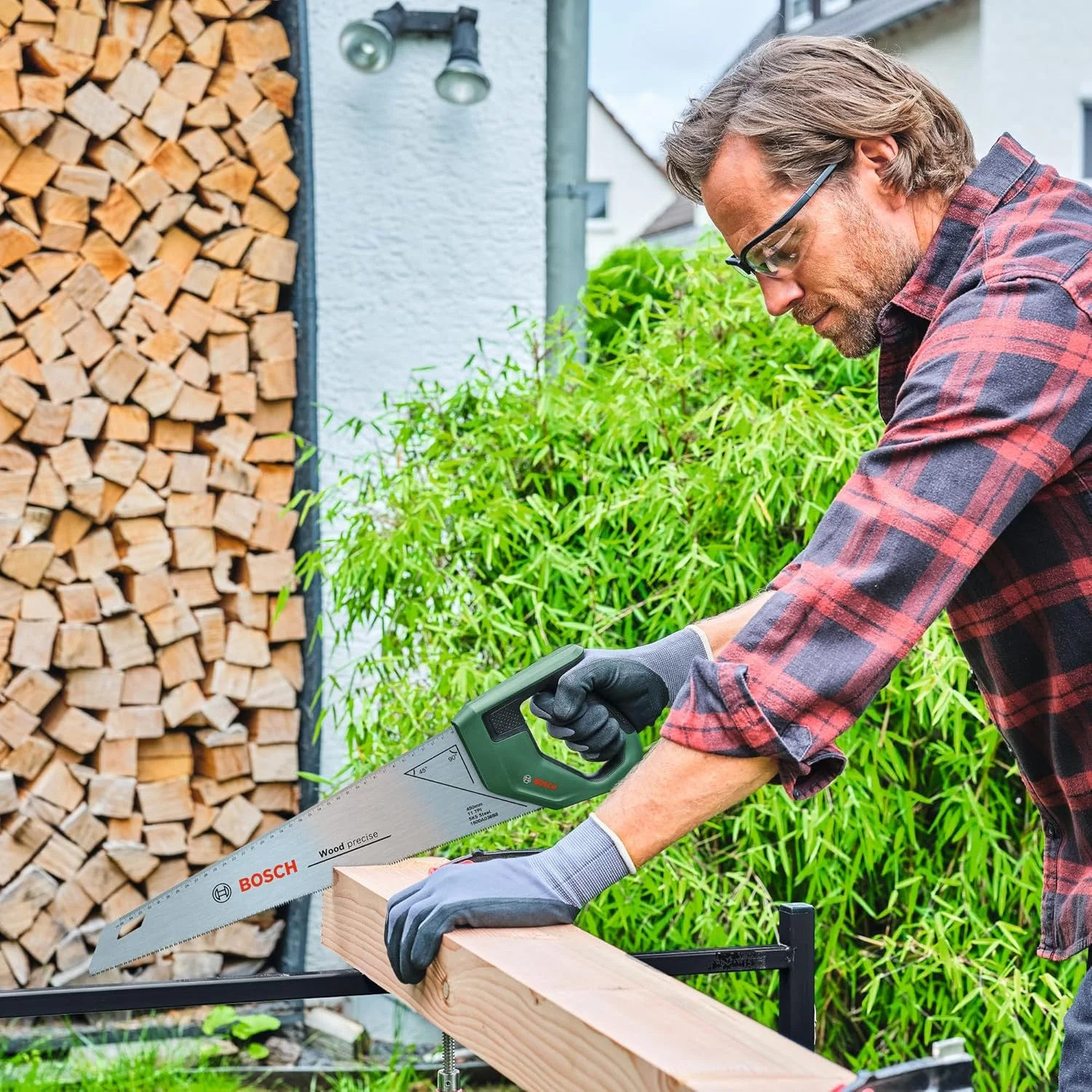 اره دستی بوش 450 میلی متر (تیغه اره فولادی SK5 برای برش های ظریف در چوب؛ 11 TPI؛ دندانه های سخت شده القایی؛ راهنمای علامت گذاری 45 درجه/90 درجه؛ مقیاس متریک 40 سانتی متری؛ دستگیره نرم ارگونومیک)