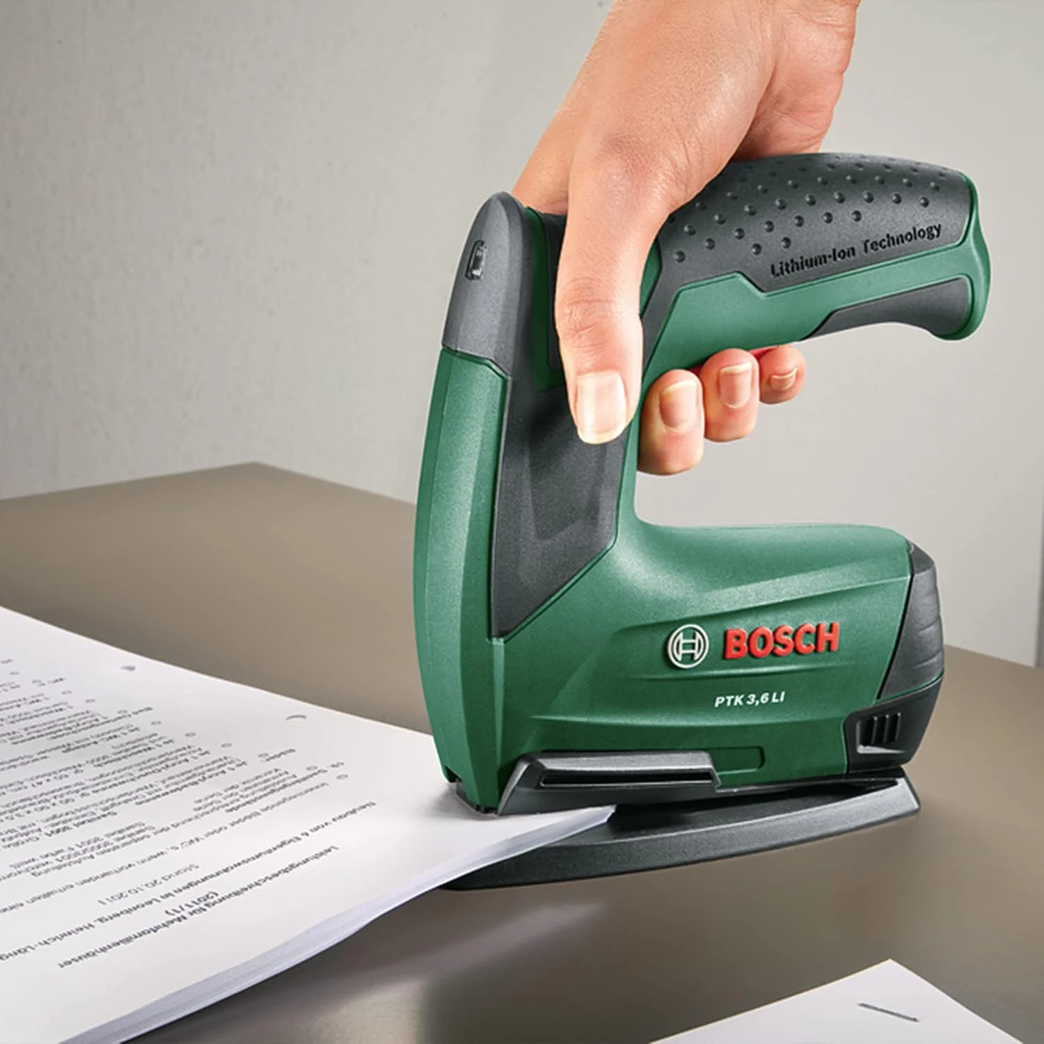 منگنه کوب شارژی بوش مدل PTK 3.6 LI به همراه لوازم جانبی صحافی و منگنه بروشور (باتری یکپارچه، 3.6 ولت، سرعت 30 ضربه در دقیقه، در جعبه فلزی)
