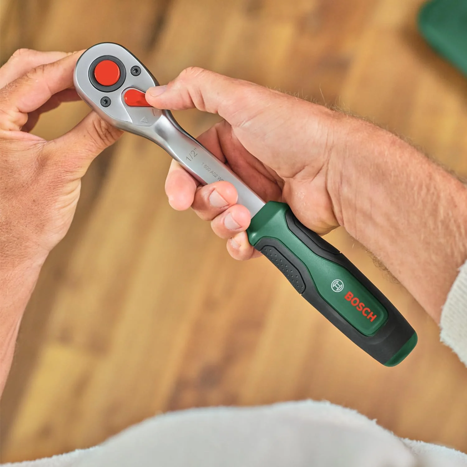 مجموعه جغجغه بوش 1/4 اینچ + 1/2 اینچ 57 تکه (دو جغجغه قدرتمند برای کارهای مختلف DIY؛ 55 عدد لوازم جانبی؛ گشتاور بالا؛ دکمه قفل؛ سوئیچ جهت؛ گردن خمیده؛ دستگیره نرم؛ کیف حمل)