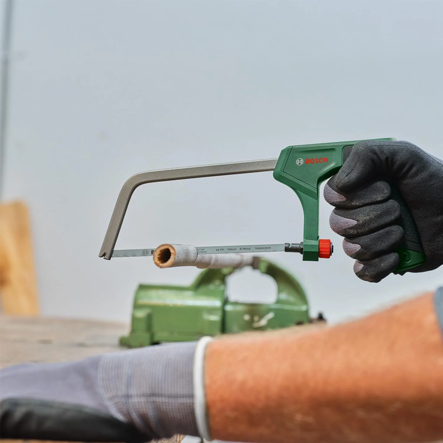 اره کمانی بوش 150 میلی‌متری (اره کمانی کوچک با تیغه اره Bi-Metal بادوام برای برش‌های دقیق در فلز، پلاستیک و چوب نرم؛ 24 TPI؛ تعویض آسان تیغه؛ دستگیره نرم ارگونومیک)