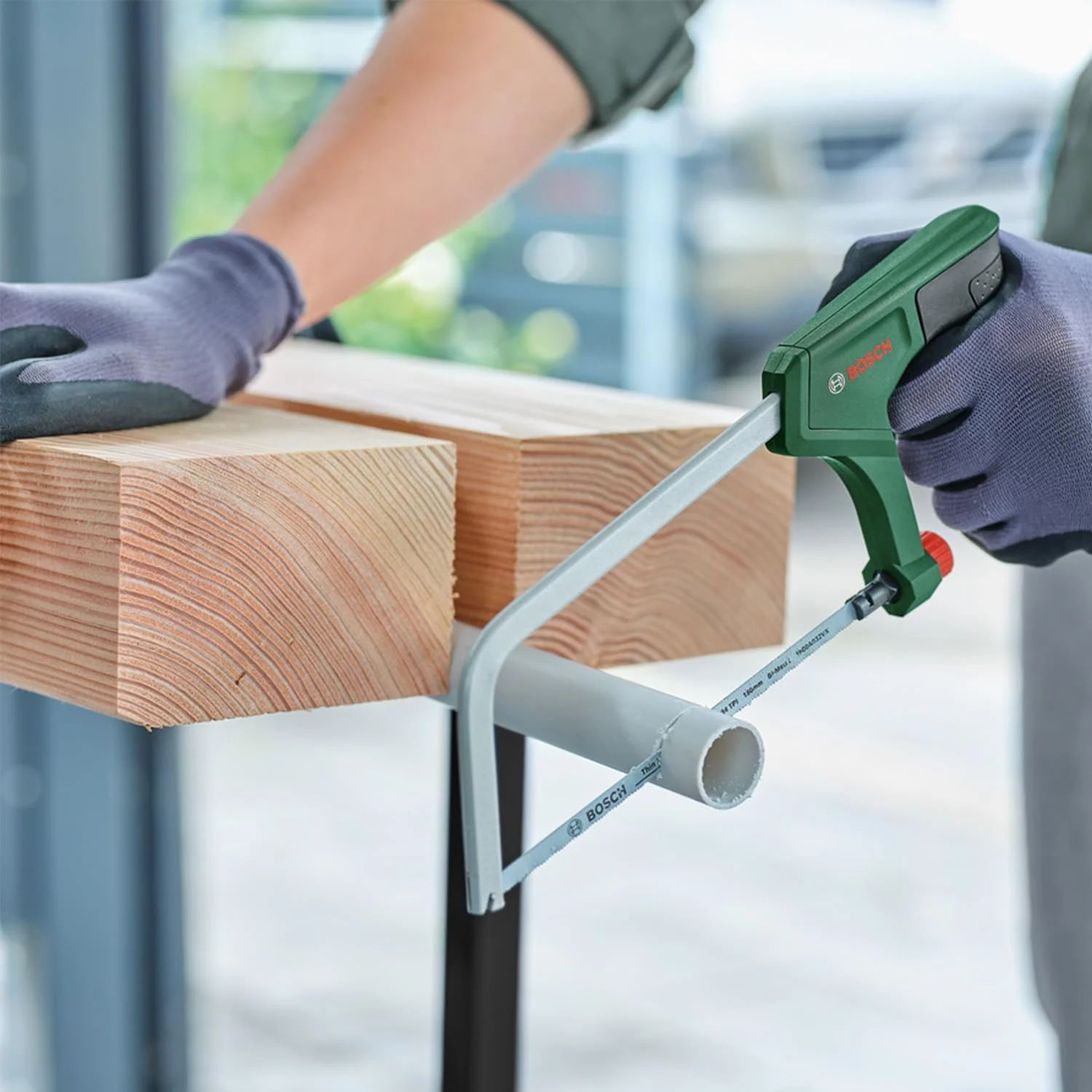 اره کمانی بوش 150 میلی‌متری (اره کمانی کوچک با تیغه اره Bi-Metal بادوام برای برش‌های دقیق در فلز، پلاستیک و چوب نرم؛ 24 TPI؛ تعویض آسان تیغه؛ دستگیره نرم ارگونومیک)