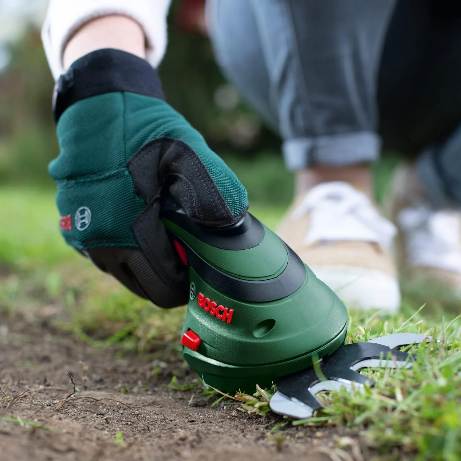 ست قیچی باغبانی شارژی بوش مدل Isio (3.6 ولت، طول تیغه: 12 سانتی متر، فاصله دندانه: 8 میلی متر، در بسته بندی کیف نرم)، سبز