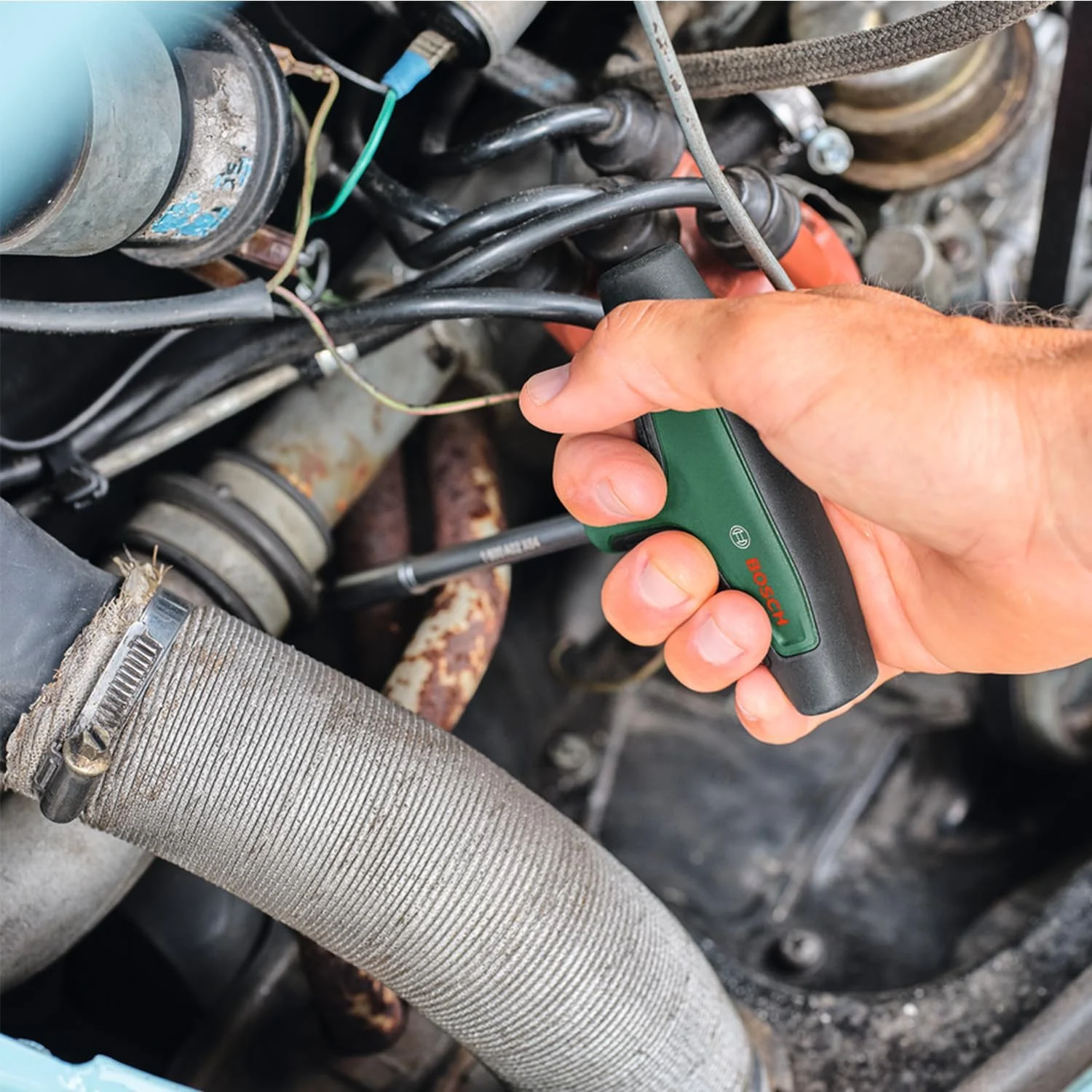 پیچ گوشتی بوش با دسته T (گشتاور بالا تا 46 نیوتن متر برای پیچ های قوی؛ طول شفت 100 میلی متر؛ نگهدارنده بیت مغناطیسی؛ دسته T شکل ارگونومیک با روکش نرم)