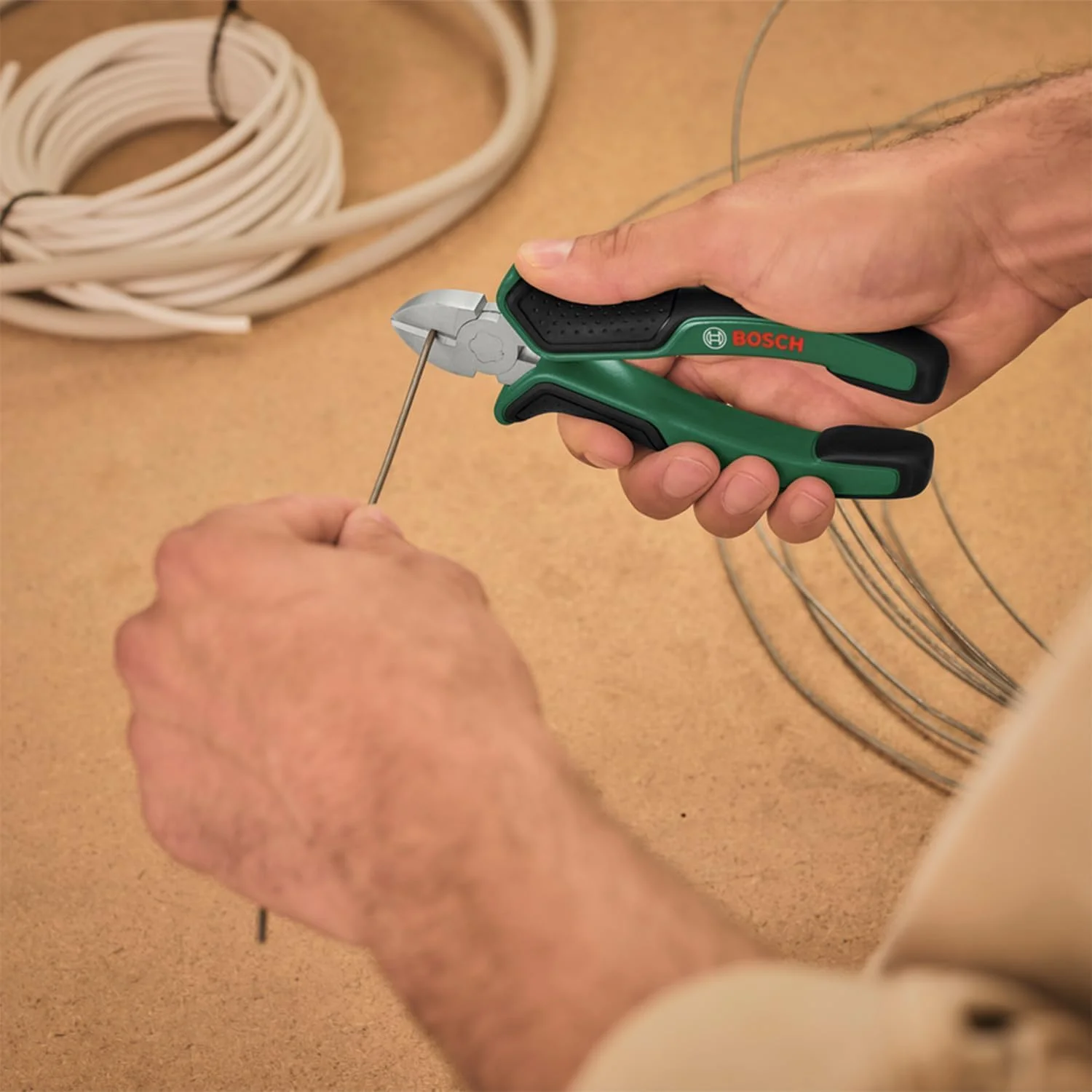 ست انبر بوش، 4 عددی (سیم چین 160 میلی متر، انبر ترکیبی 180 میلی متر، انبر دم باریک 180 میلی متر، انبر قفلی 250 میلی متر برای کارهای سخت، دسته نرم ارگونومیک)