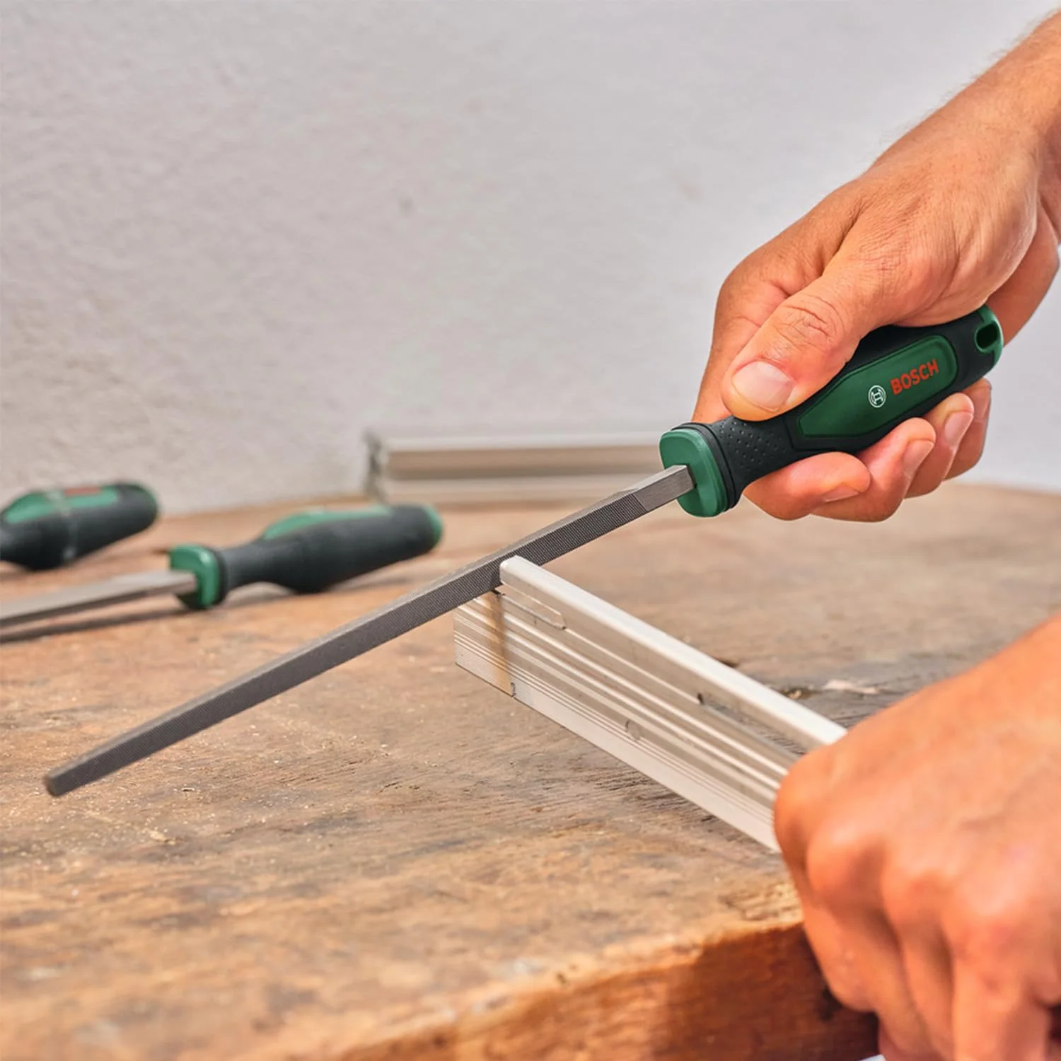 مجموعه سوهان 5 عددی بوش (مجموعه سوهان فلزی مستحکم شامل سوهان گرد/نیم گرد/تخت/مثلثی/مربعی؛ فولاد کربنی سخت؛ طول میله 200 میلی متر؛ ضربه متوسط 2؛ دسته نرم ارگونومیک)