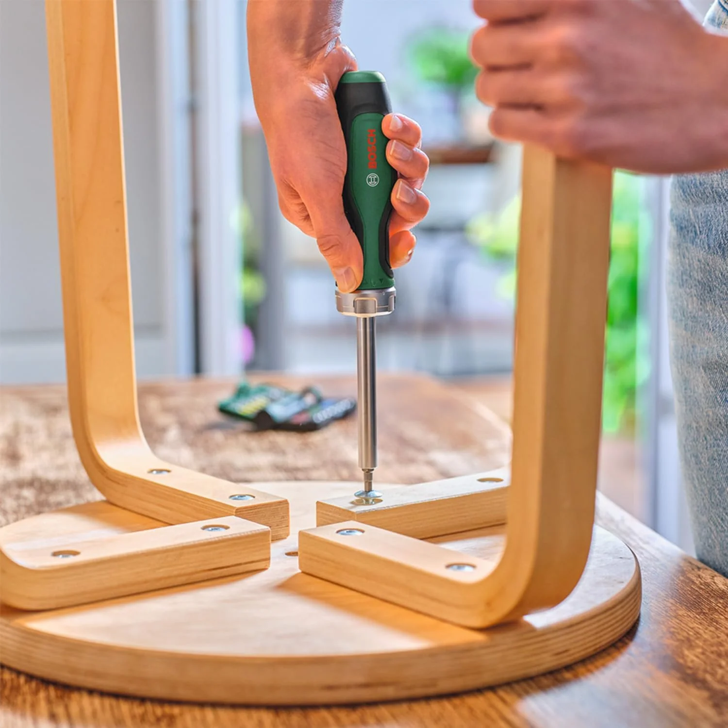 ست پیچ گوشتی جغجغه ای بوش، 19 قطعه (پیچ گوشتی جغجغه ای با گشتاور بالا تا 36 نیوتن متر؛ چرخ دنده با 36 دندانه؛ نگهدارنده مغناطیسی بیت؛ 18 عدد بیت فولاد S2؛ دسته نرم؛ گیره نگهداری)