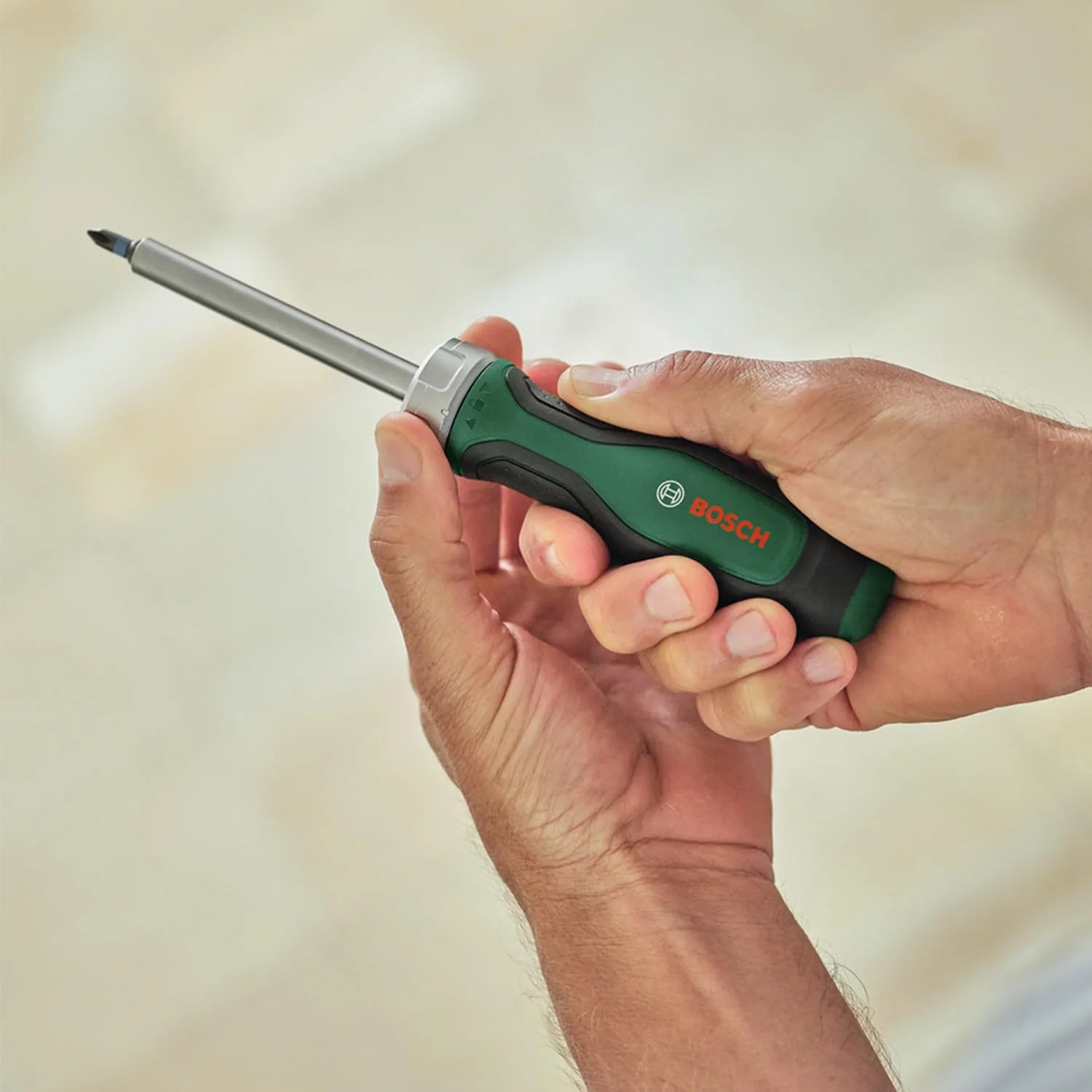 ست پیچ گوشتی جغجغه ای بوش، 19 قطعه (پیچ گوشتی جغجغه ای با گشتاور بالا تا 36 نیوتن متر؛ چرخ دنده با 36 دندانه؛ نگهدارنده مغناطیسی بیت؛ 18 عدد بیت فولاد S2؛ دسته نرم؛ گیره نگهداری)