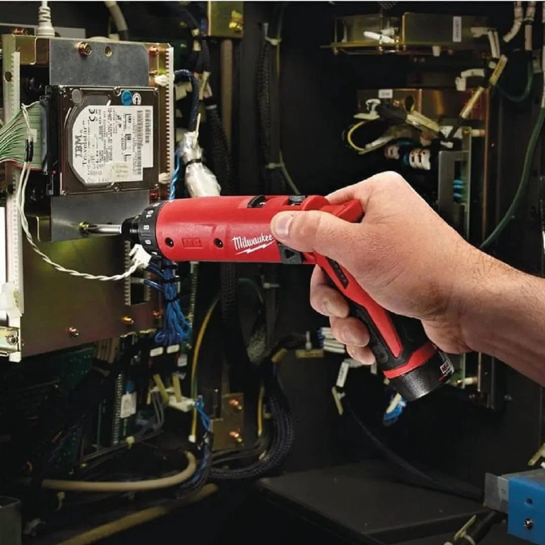 کیت پیچ گوشتی Milwaukee 2101-22 M4 با درایو 1/4 اینچ به همراه 2 باتری