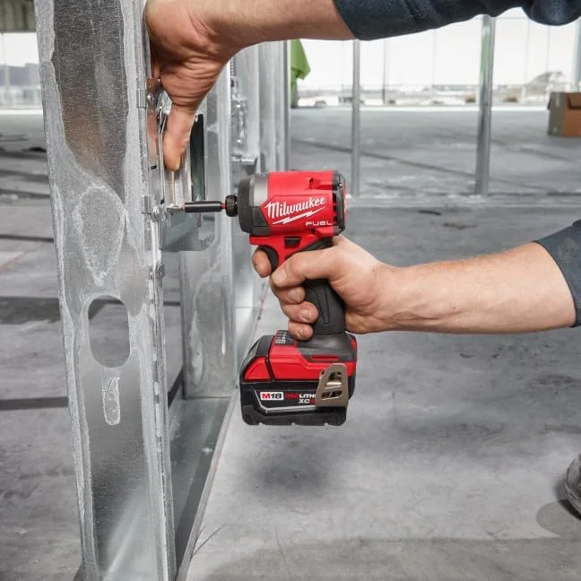 دریل پیچ گوشتی ضربه ای M18 FUEL Milwaukee با درایو 1/4 اینچ شش گوش - بدون شارژر، بدون باتری، فقط ابزار