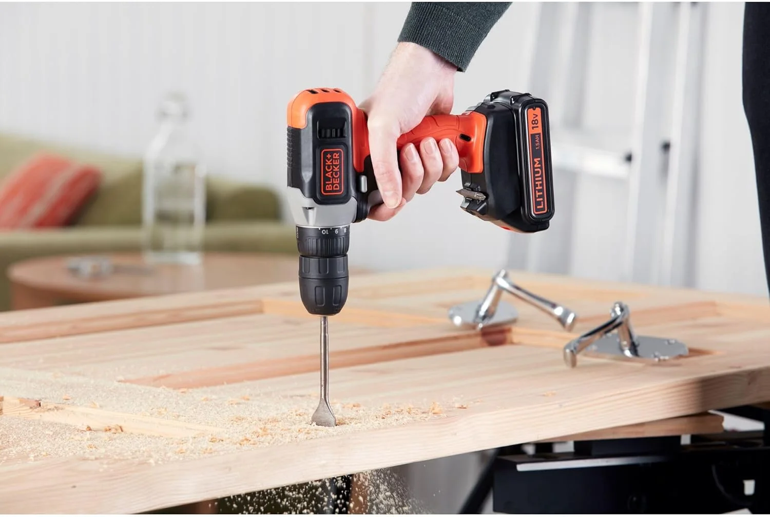 دریل/پیچ گوشتی 18 ولت لیتیومی 1.5 آمپر ساعت: 11 حالت گشتاور - سرعت متغیر 0-600 دور در دقیقه - سه نظام اتوماتیک 10 میلی متر - چراغ LED - حداکثر قطر سوراخکاری: 10 میلی متر فولاد، 25 میلی متر چوب - محتویات جعبه: 1 عدد باتری 18 ولت - شارژر 1.5 آمپر ساعت