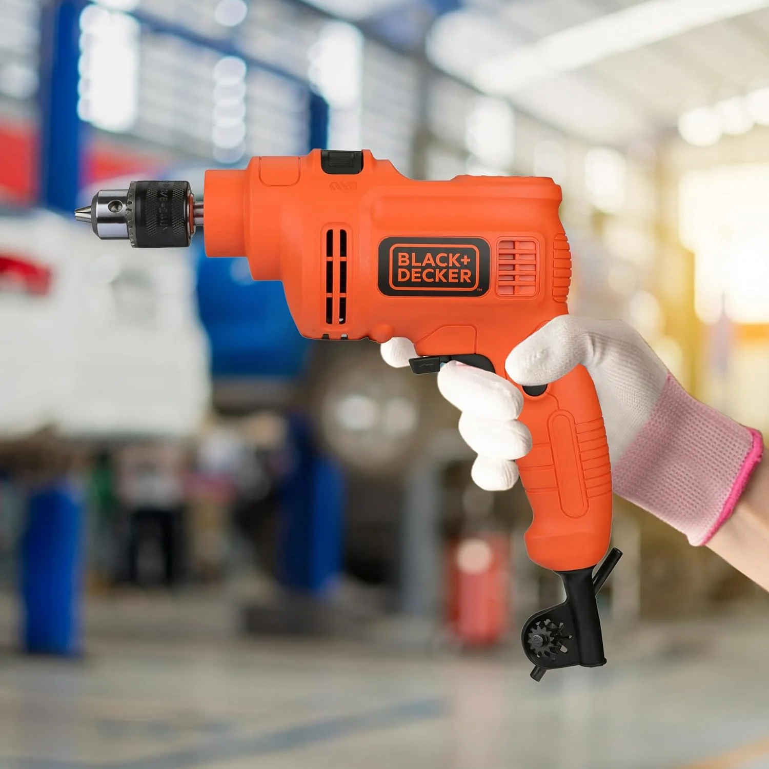 دریل چکشی متغیر 550 وات بلک اند دکر مدل KR5010V با سرعت 2800 دور در دقیقه، دریل 10 میلی متری مناسب برای مصارف خانگی و DIY، برای سوراخکاری مصالح ساختمانی، فولاد و چوب، نارنجی