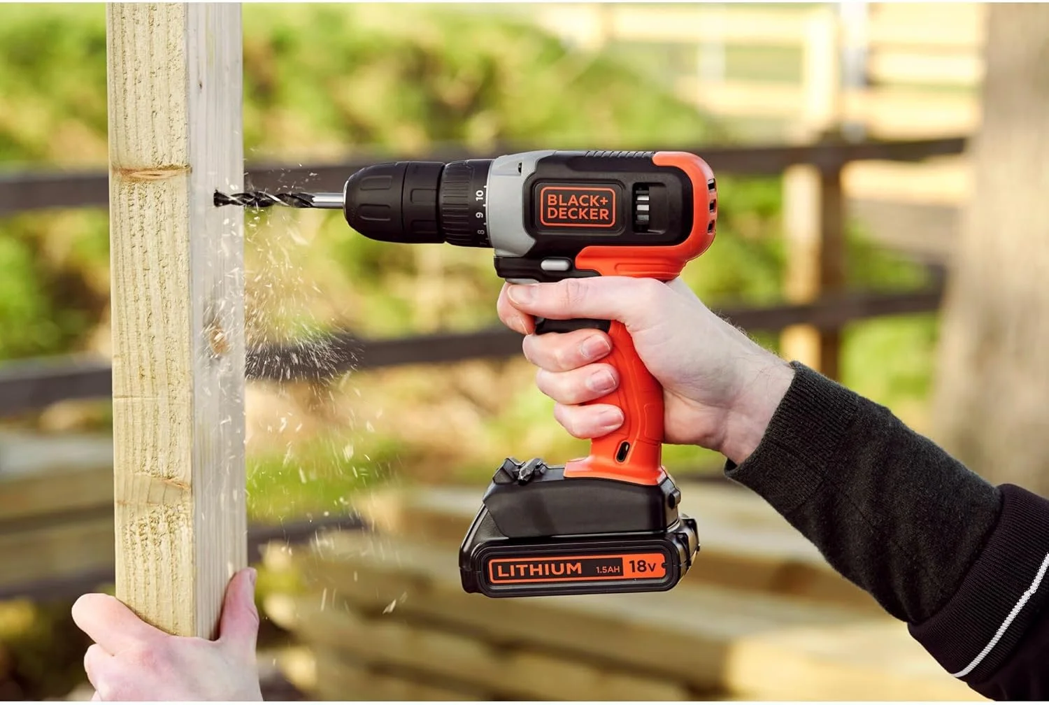 دریل/پیچ گوشتی 18 ولت لیتیومی 1.5 آمپر ساعت: 11 حالت گشتاور - سرعت متغیر 0-600 دور در دقیقه - سه نظام اتوماتیک 10 میلی متر - چراغ LED - حداکثر قطر سوراخکاری: 10 میلی متر فولاد، 25 میلی متر چوب - محتویات جعبه: 1 عدد باتری 18 ولت - شارژر 1.5 آمپر ساعت