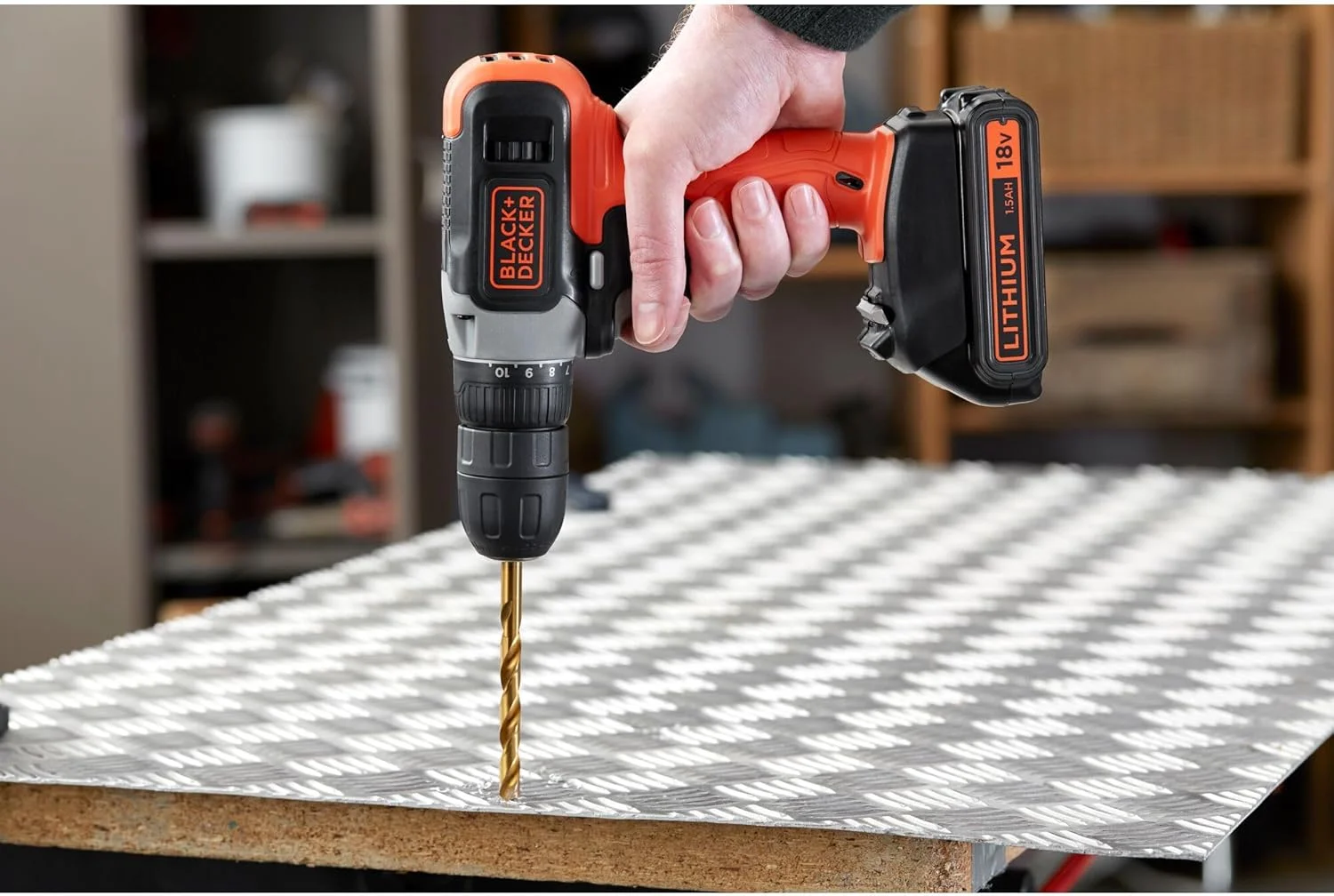 دریل/پیچ گوشتی 18 ولت لیتیومی 1.5 آمپر ساعت: 11 حالت گشتاور - سرعت متغیر 0-600 دور در دقیقه - سه نظام اتوماتیک 10 میلی متر - چراغ LED - حداکثر قطر سوراخکاری: 10 میلی متر فولاد، 25 میلی متر چوب - محتویات جعبه: 1 عدد باتری 18 ولت - شارژر 1.5 آمپر ساعت