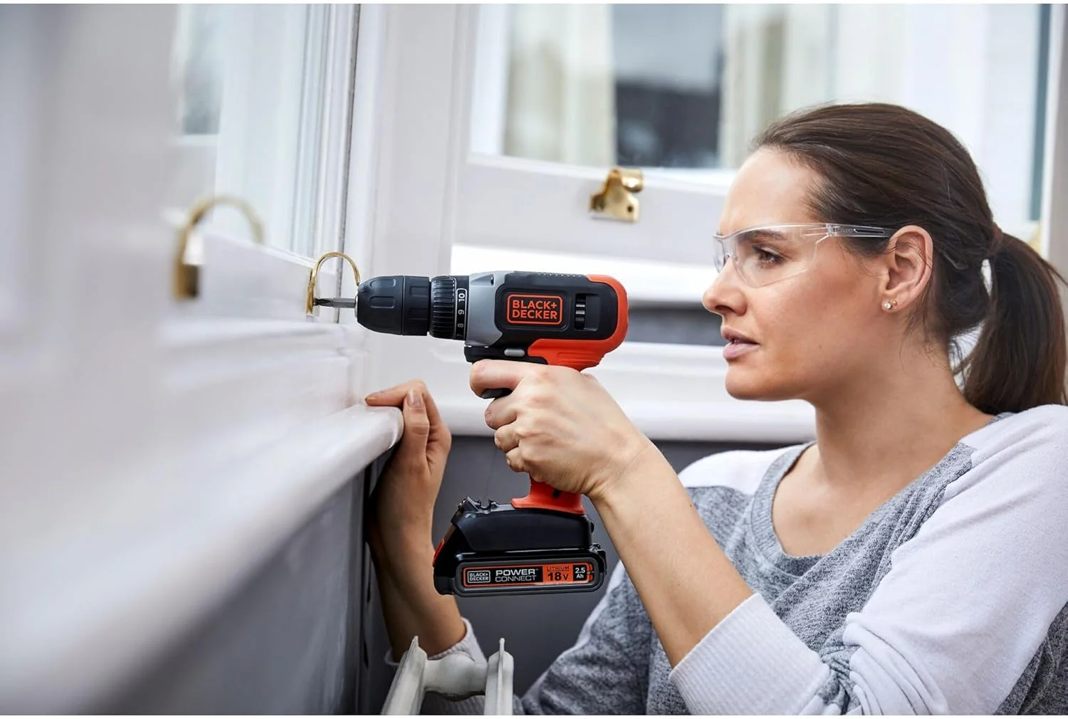 دریل/پیچ گوشتی 18 ولت لیتیومی 1.5 آمپر ساعت: 11 حالت گشتاور - سرعت متغیر 0-600 دور در دقیقه - سه نظام اتوماتیک 10 میلی متر - چراغ LED - حداکثر قطر سوراخکاری: 10 میلی متر فولاد، 25 میلی متر چوب - محتویات جعبه: 1 عدد باتری 18 ولت - شارژر 1.5 آمپر ساعت