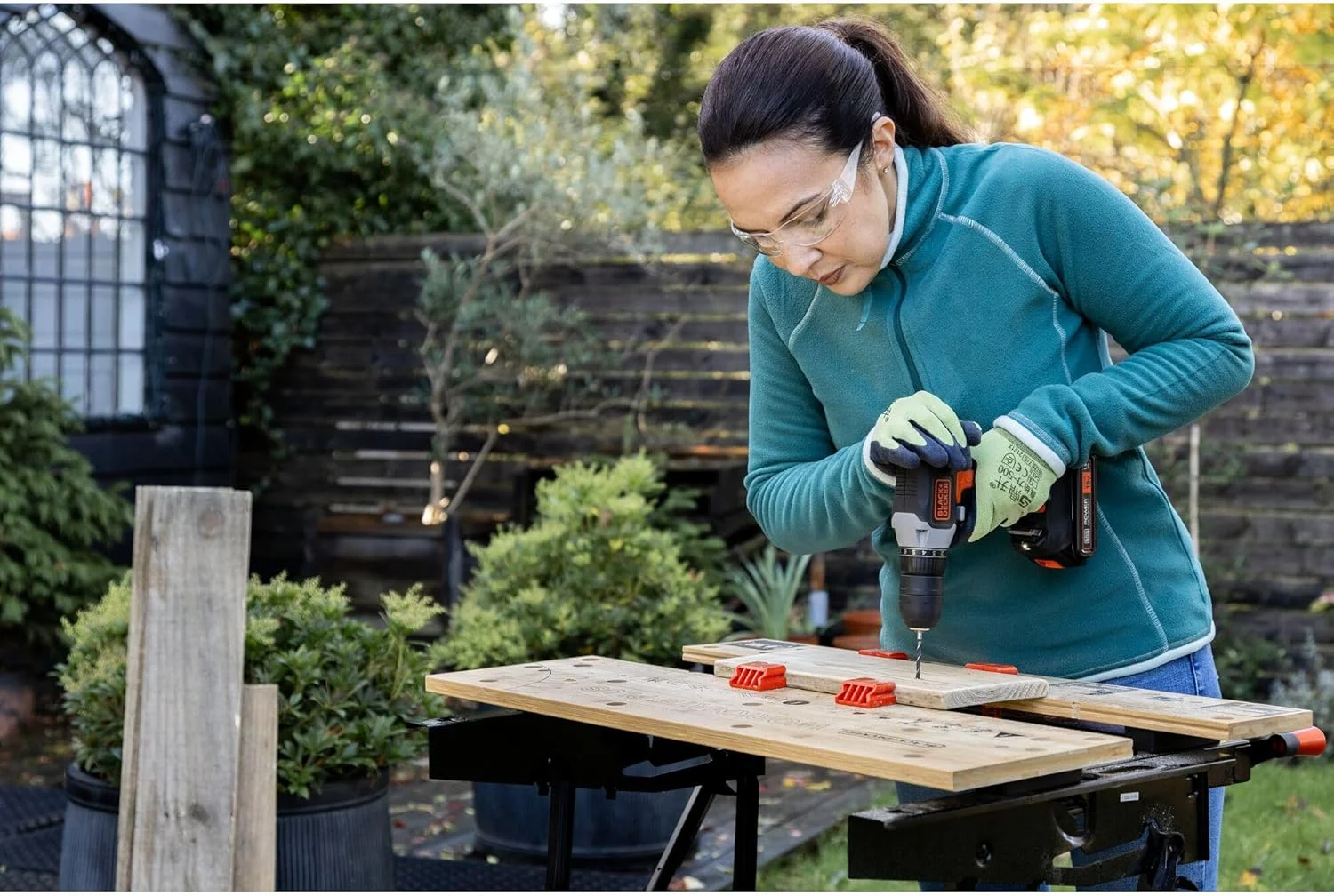 دریل/پیچ گوشتی 18 ولت لیتیومی 1.5 آمپر ساعت: 11 حالت گشتاور - سرعت متغیر 0-600 دور در دقیقه - سه نظام اتوماتیک 10 میلی متر - چراغ LED - حداکثر قطر سوراخکاری: 10 میلی متر فولاد، 25 میلی متر چوب - محتویات جعبه: 1 عدد باتری 18 ولت - شارژر 1.5 آمپر ساعت