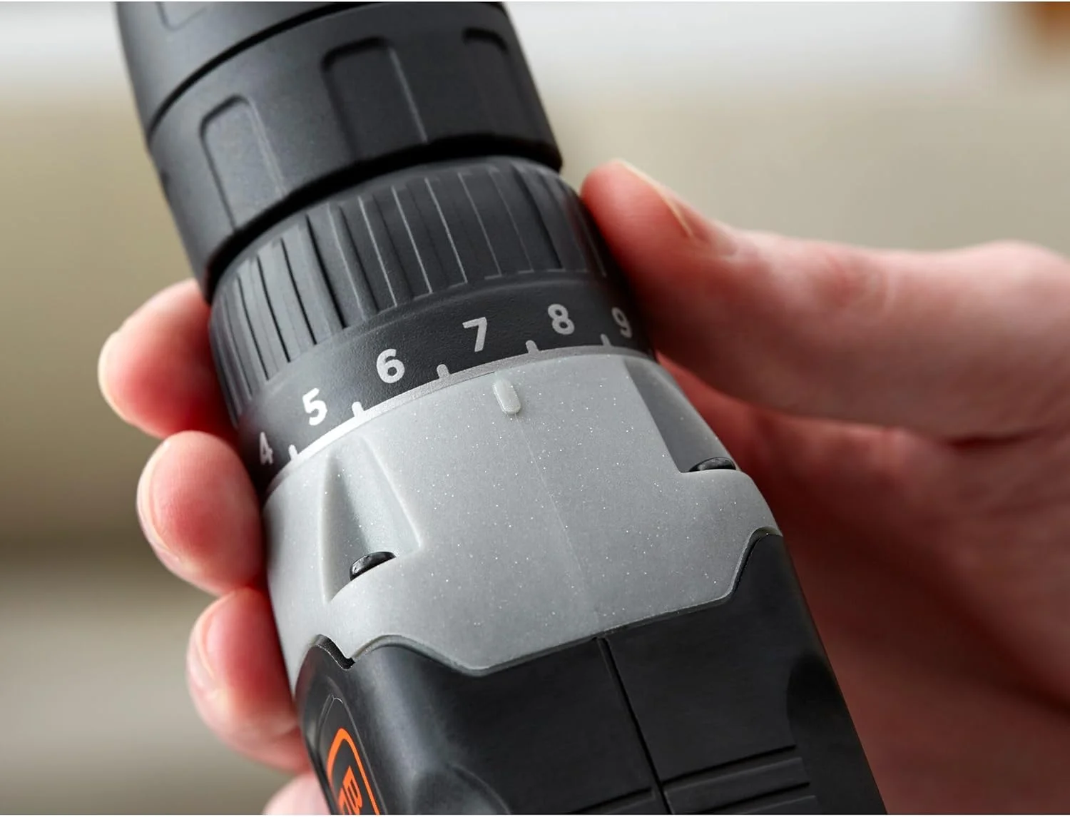 دریل/پیچ گوشتی 18 ولت لیتیومی 1.5 آمپر ساعت: 11 حالت گشتاور - سرعت متغیر 0-600 دور در دقیقه - سه نظام اتوماتیک 10 میلی متر - چراغ LED - حداکثر قطر سوراخکاری: 10 میلی متر فولاد، 25 میلی متر چوب - محتویات جعبه: 1 عدد باتری 18 ولت - شارژر 1.5 آمپر ساعت