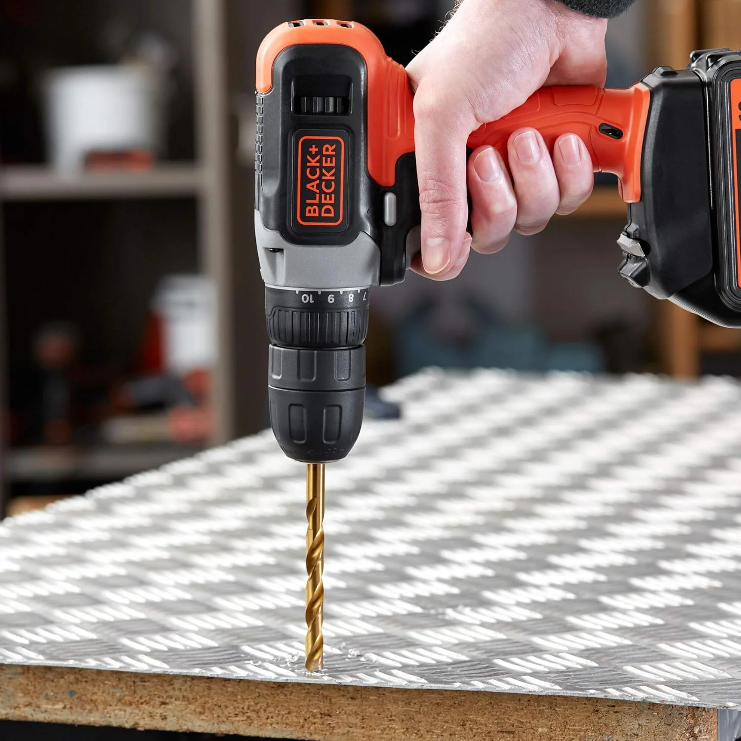 دریل پیچ گوشتی 18 ولت Black & Decker BCD001E2K-QW با 2 باتری 2.5 آمپر ساعت و کیف