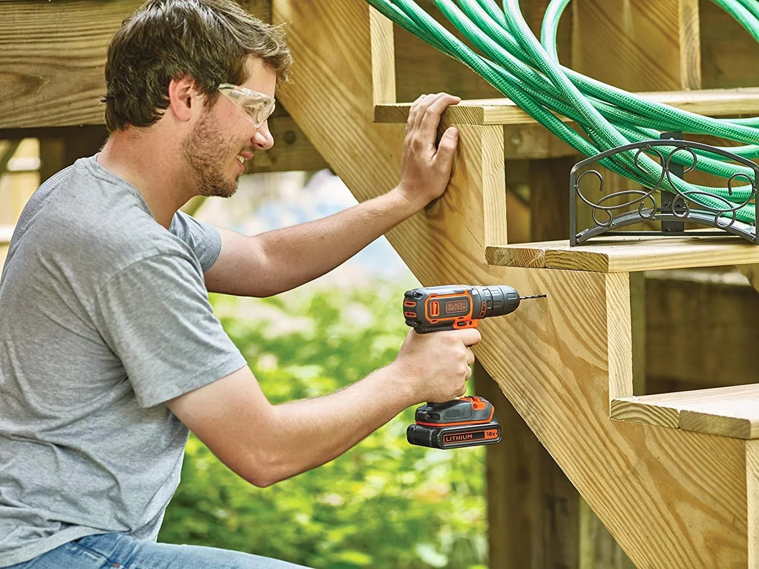 دریل پیچ گوشتی 18 ولت بلک اند دکر با شارژر 400 میلی آمپر در جعبه ابزار به همراه 2 باتری لیتیومی، مدل Bdcdc18Kb-B5