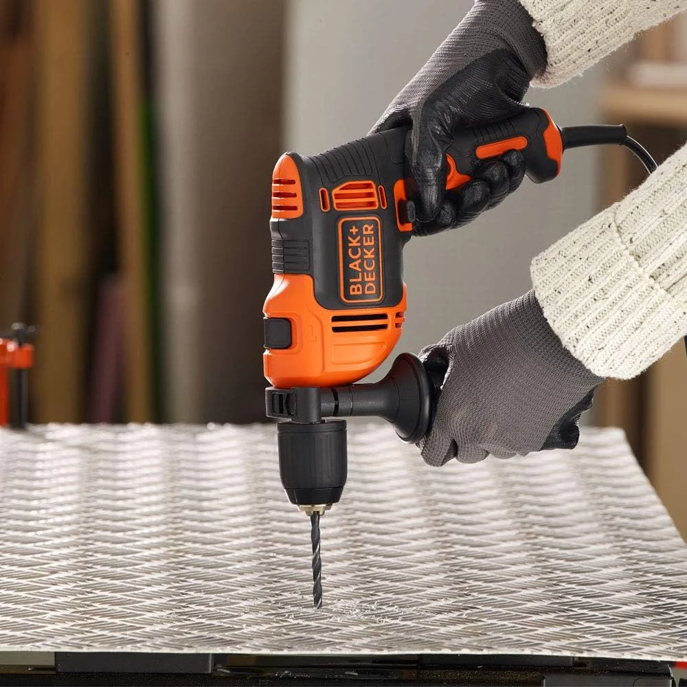 دریل چکشی 710 وات بلک اند دکر مدل BEH710SA32 + مجموعه 32 عددی لوازم جانبی برای پیچ کاری و سوراخکاری + کیف حمل BEH710SA32-QS