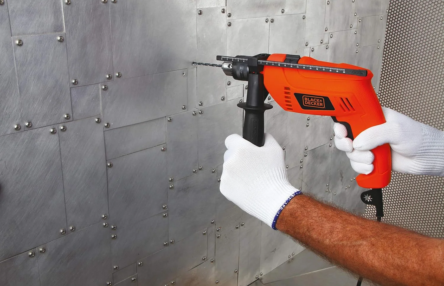 دریل چکشی برقی سیم دار بلک اند دکر، 650 وات، 13 میلی متر، شامل مجموعه 50 عددی لوازم جانبی، جعبه ابزار، برای سوراخکاری فلز، بتن و چوب، نگهداری آسان، نارنجی/مشکی - HD650KIT-B5 دریل چکشی برقی سیم دار بلک اند دکر، 650 وات، 13 میلی متر، شامل مجموعه 50 عددی لوازم جانبی، جعبه ابزار، برای سوراخکاری فلز، بتن و چوب، نگهداری آسان، نارنجی/مشکی - HD650KIT-B5