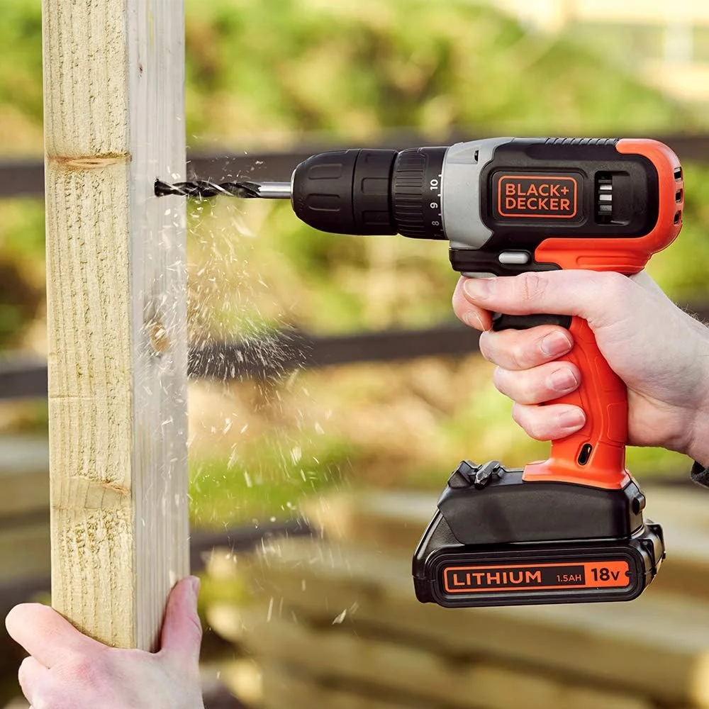 دریل پیچ گوشتی شارژی 18 ولت بلک اند دکر مدل BCD001C2K-GB به همراه 2 باتری و جعبه ابزار، مناسب برای سوراخکاری چوب و بستن پیچ، نارنجی/مشکی