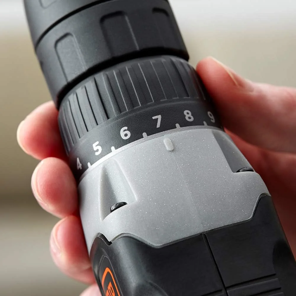 دریل پیچ گوشتی شارژی 18 ولت بلک اند دکر مدل BCD001C2K-GB به همراه 2 باتری و جعبه ابزار، مناسب برای سوراخکاری چوب و بستن پیچ، نارنجی/مشکی