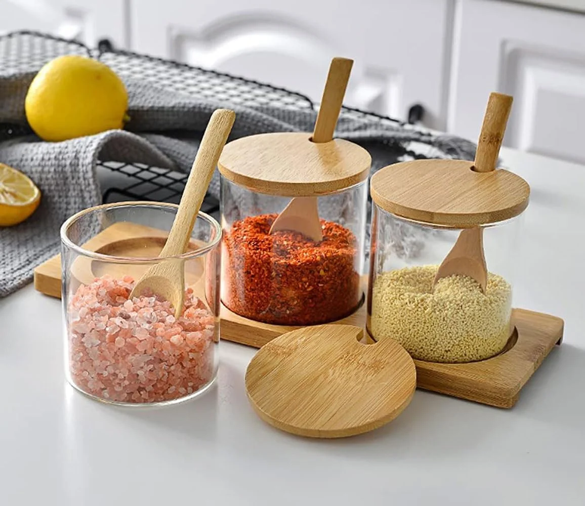 ظروف ادویه شیشه ای IEW با سینی سازمان دهنده، 3 عدد شیشه شیشه ای 300 میلی لیتری با قاشق درب بامبو، ست پخش کننده چاشنی شیشه ای، ظروف نگهداری نمک فلفل شکر با درب برای پیشخوان آشپزخانه